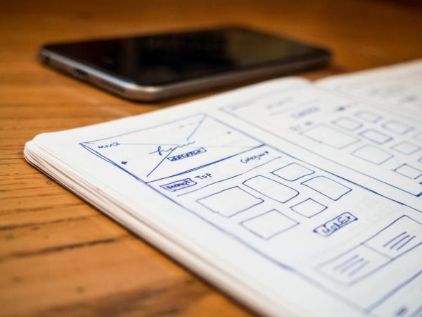 Wireframe-schetsen van een website in een notitieboek