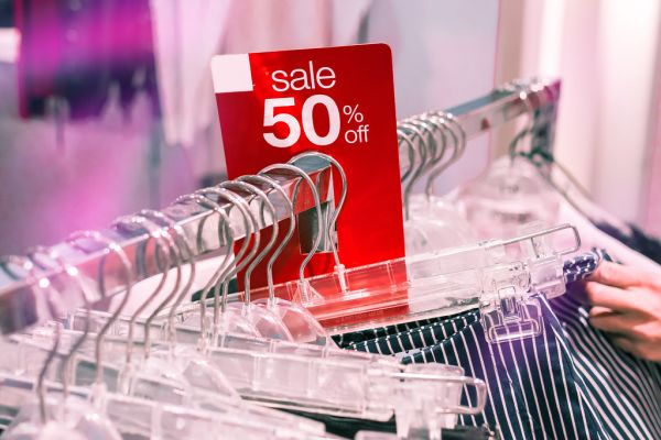 Sale-bord met vijftig procent korting in een winkel