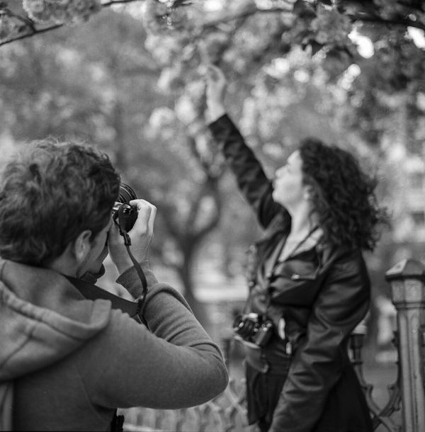 Fotograaf maakt een foto van een model in het park