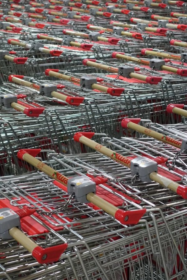 Lange rij winkelwagentjes in elkaar geschoven