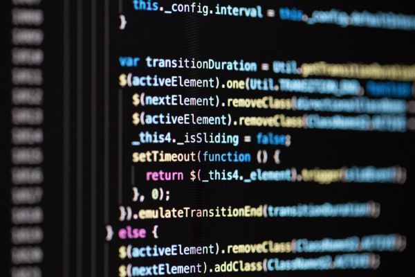 Broncode van een website op een computerscherm