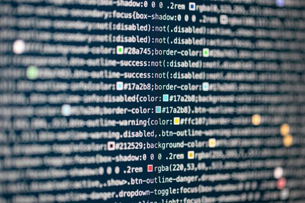 Computerscherm met code als symbool voor een gehackte website