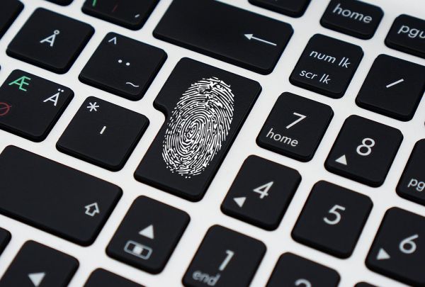 Inlogscherm met wachtwoordveld op een laptop