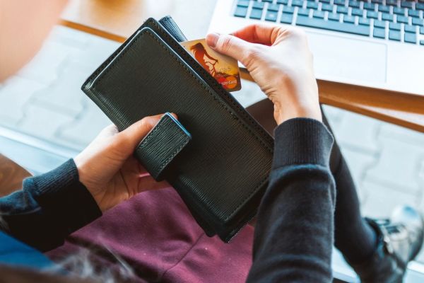 Online winkelen op een laptop als symbool voor een webshopmigratie