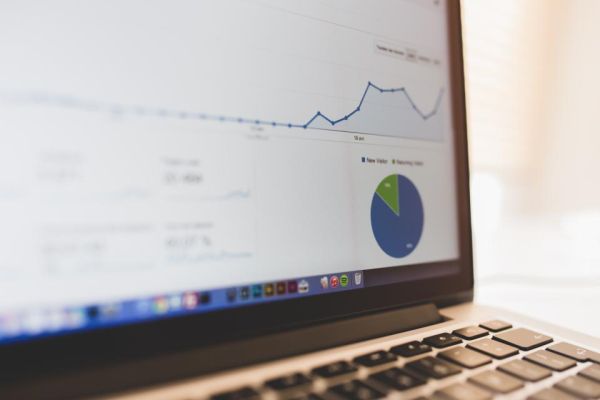 Marketeer werkt aan een converterende landingspagina op een laptop