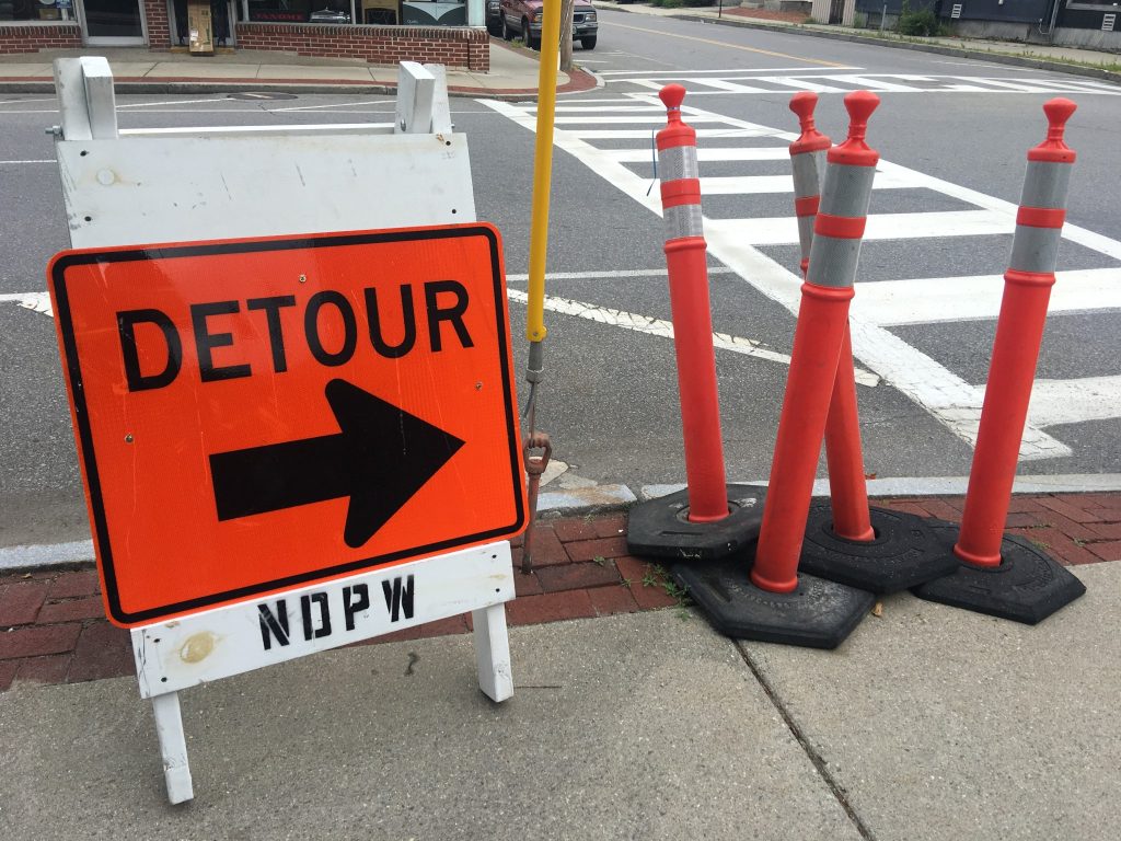 Wegwijzer met pijlen als symbool voor 301-redirects
