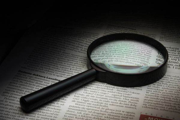 Vergrootglas op een krant