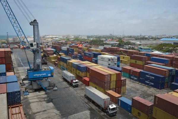Zeecontainers gestapeld in een haven