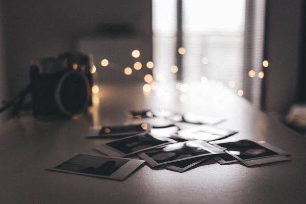 Instant fotoprints op een bureau met camera