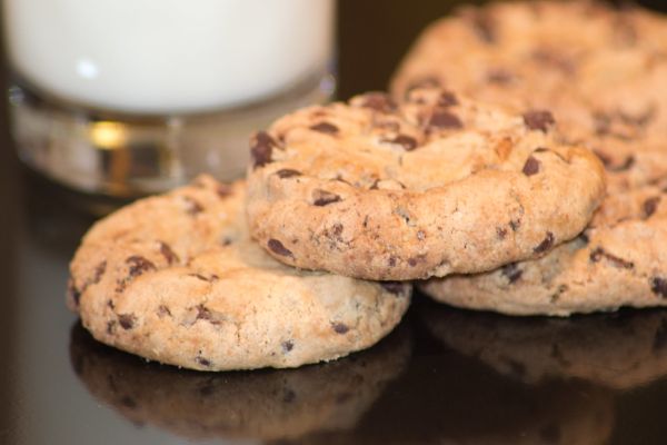 Chocolate chip koekjes met een glas melk