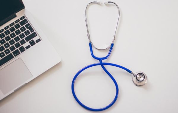 Stethoscoop naast een laptop
