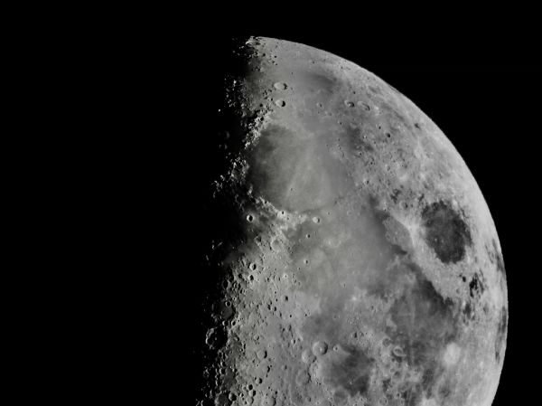Close-up van de maan tegen een donkere hemel