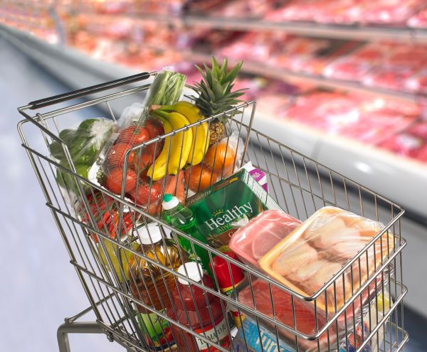 Gevulde winkelwagen in een supermarkt