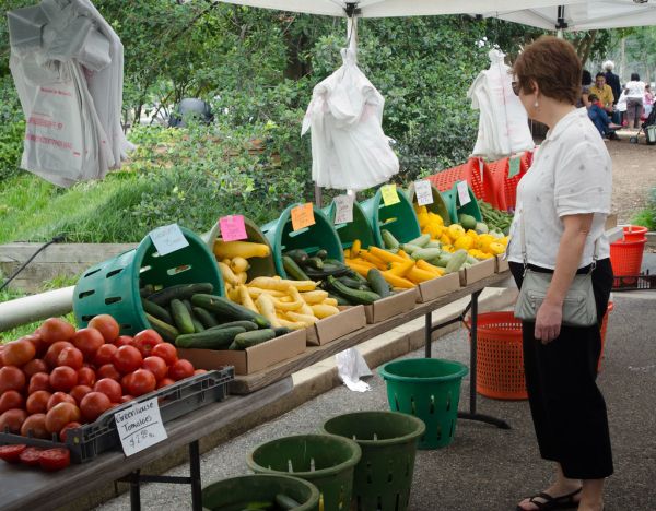 Lokale marktkraam met groenten als symbool voor lokaal ondernemen