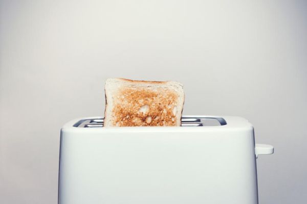 Toast die uit een broodrooster omhoog springt als metafoor voor een pop-up