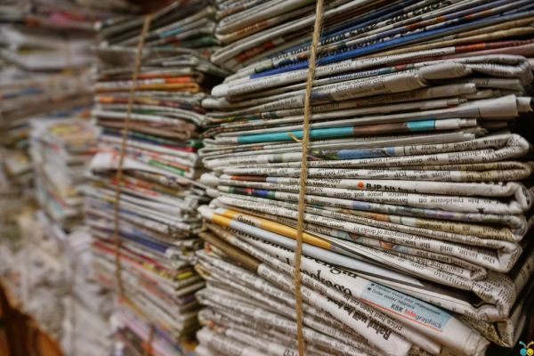 Stapels gevouwen kranten als verwijzing naar de term above the fold