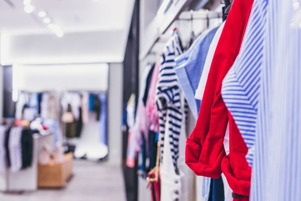 Kledingrek met kleding in verschillende kleuren en maten in een winkel
