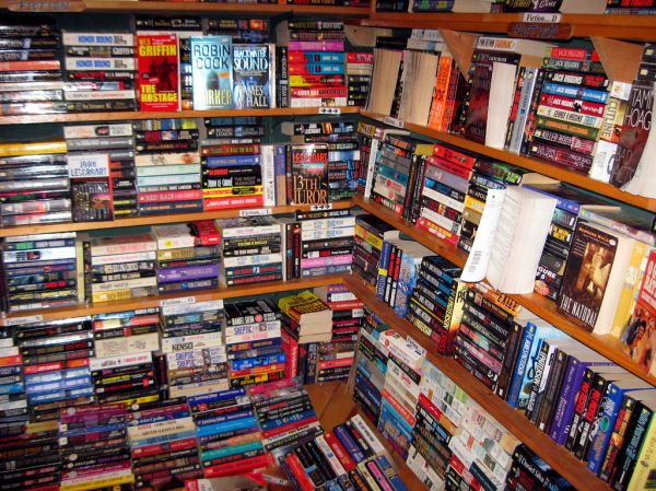 Boekenkasten vol boeken in een boekwinkel