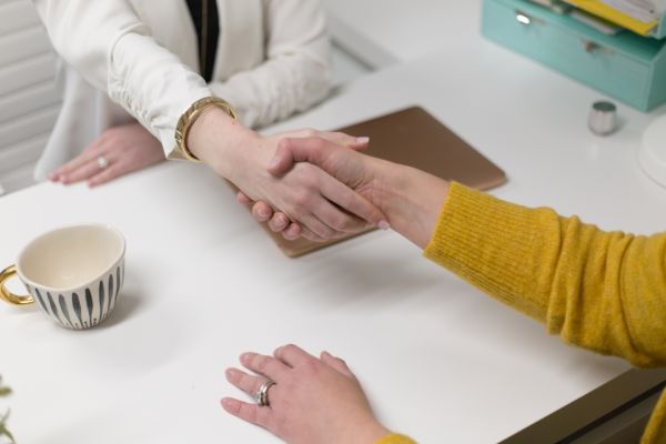 Zakelijke handdruk aan een bureau