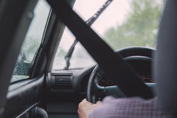 Autogordel om tijdens het rijden