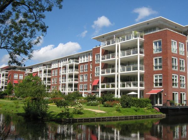 Modern appartementencomplex met balkons aan het water