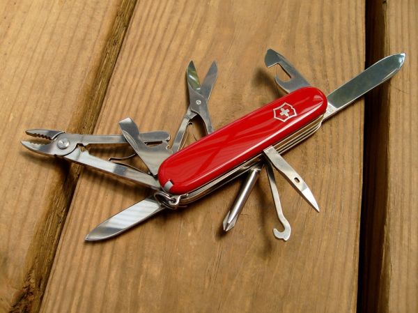 Zwitsers zakmes met alle gereedschappen uitgeklapt