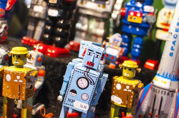 Verzameling kleurrijke blikken speelgoedrobots