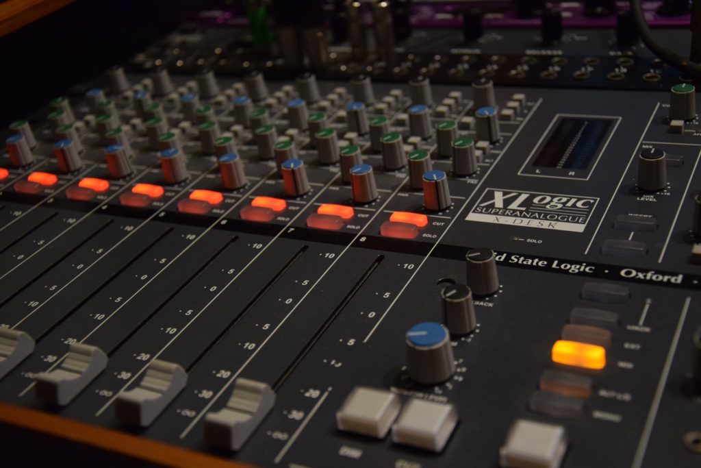 Mengpaneel met faders en draaiknoppen in een geluidsstudio