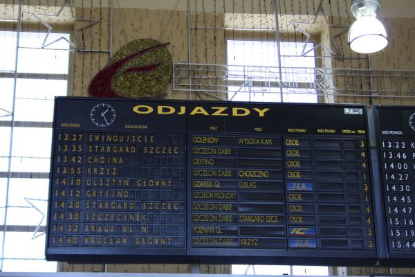 Vertrekbord met treintijden in een stationshal